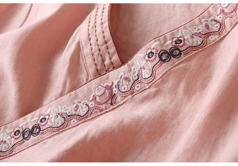 Chic women's top, patterned, relaxed fit, with an elegant V-neck. Comfortable long sleeve style.