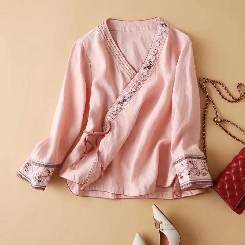 Comfortable women's patterned blouse, relaxed fit, featuring an elegant V-neck.