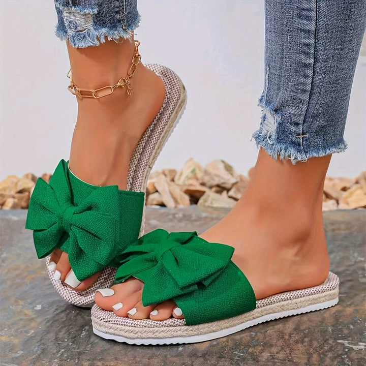 Fashionable women's pearl slide sandals, perfect for summer. Versatile and elegant casual footwear.