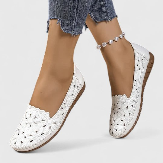 Comfortable women's floral ballet flats with a slip-on design, perfect for everyday elegance & spring outfits.