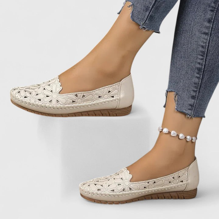 Breathable women's slip-on flats with a delicate floral pattern & scalloped edge, ideal for summer style.