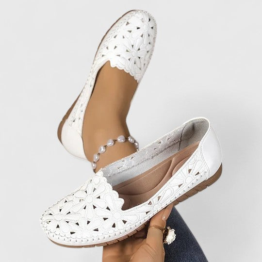 Stylish women's slip-on ballet flats, featuring a floral pattern, perfect for spring fashion & casual elegance.