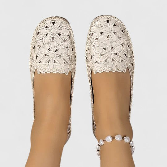 Lightweight & breathable women's floral ballet flats, designed for comfortable everyday wear with a slip-on style.