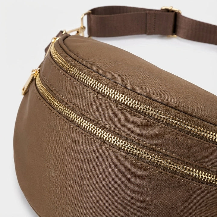 Organized women's plaid saddle bag, ideal for daily essentials and a casual look.
