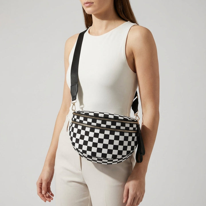 Stylish women's plaid crossbody bag, featuring an adjustable strap for everyday convenience.