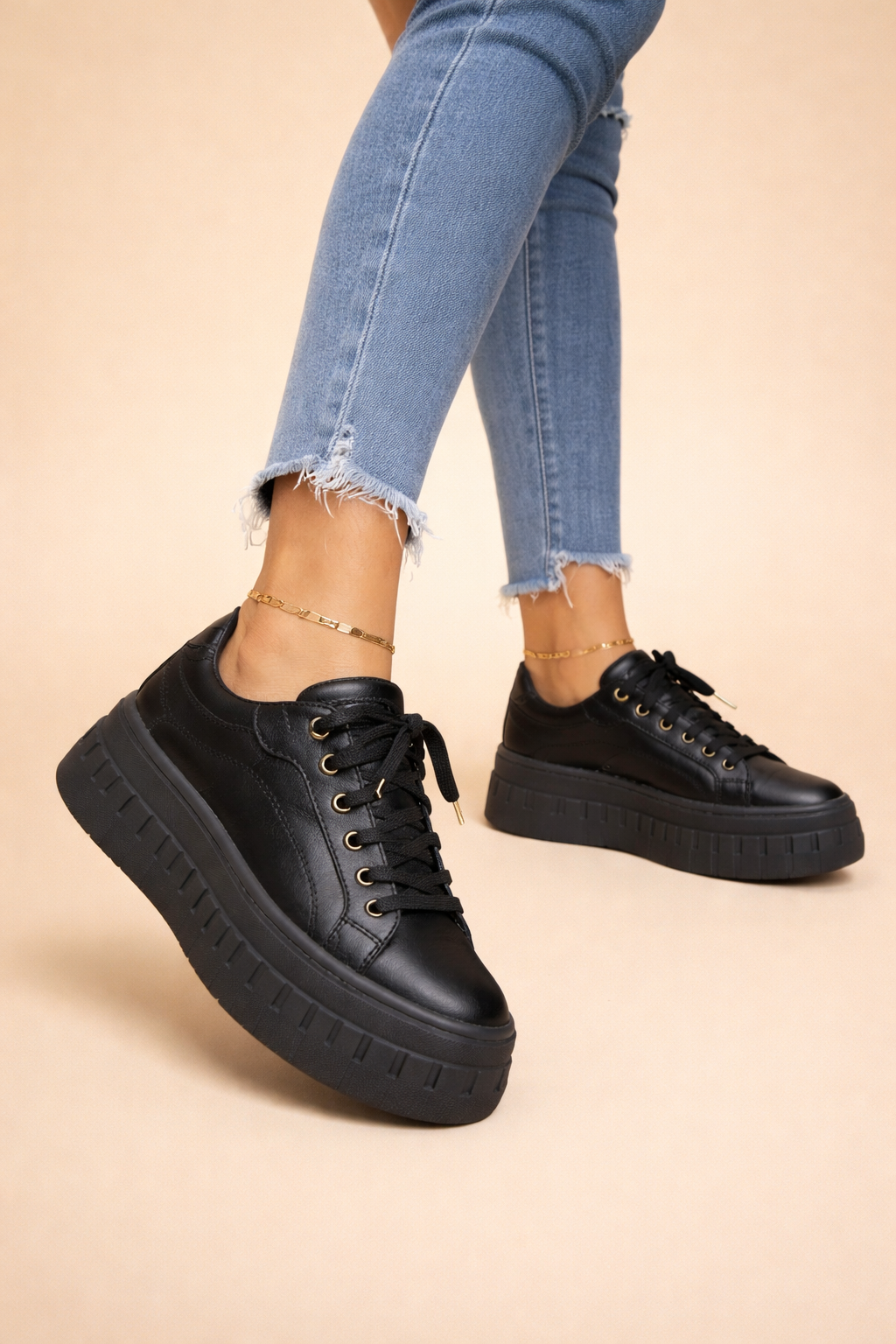 Stylish women's platform sneakers. Trendy lace-up design with a comfortable cushioned sole, perfect for fashion and casual wear.