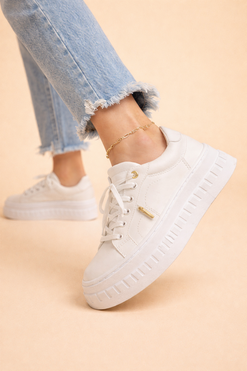 Trendy women's platform sneakers with a supportive cushioned sole. Fashionable lace-up design, great for casual and everyday wear.
