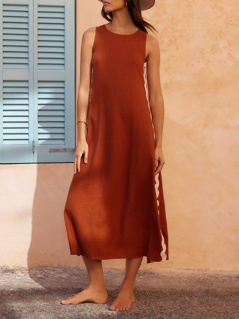 Black women's pleated midi sundress, ideal for a party dress or chic summer events. Flowy and comfortable.