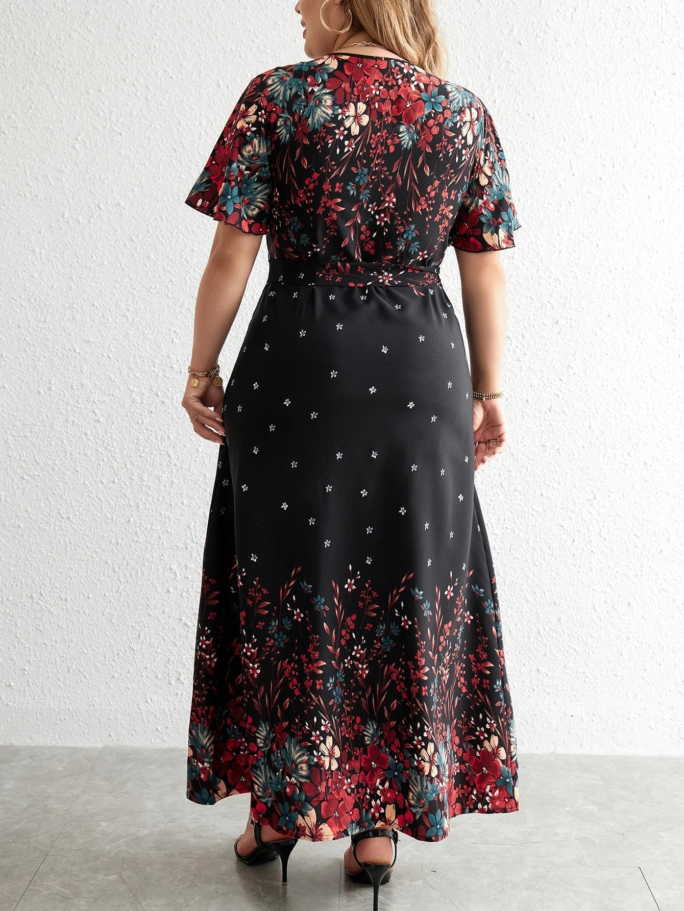 Flattering plus size floral maxi dress with V-neck, comfortable for curvy women's autumn style.