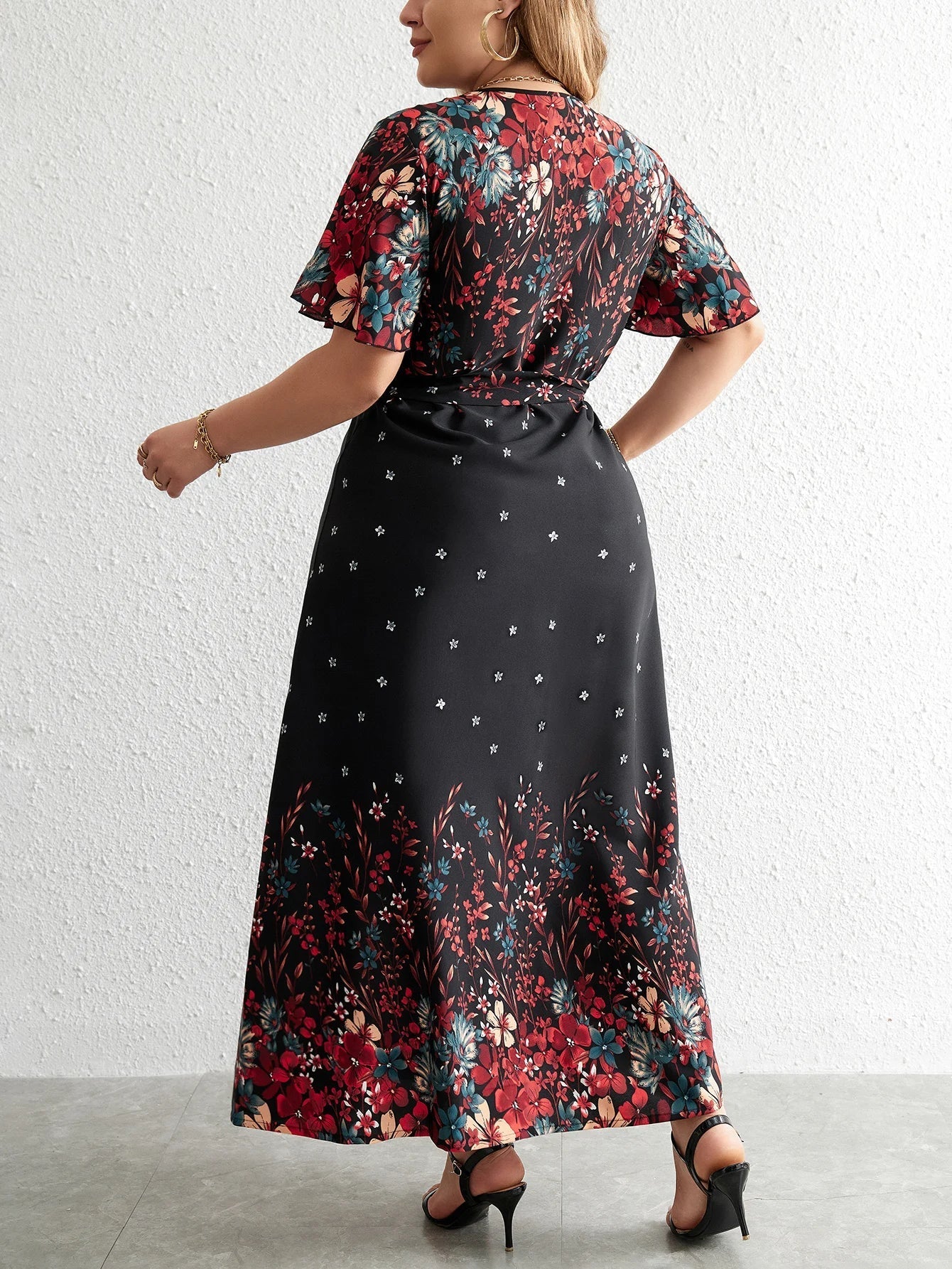 Stylish black floral plus size V-neck maxi dress for women, ideal for effortless autumn fashion.