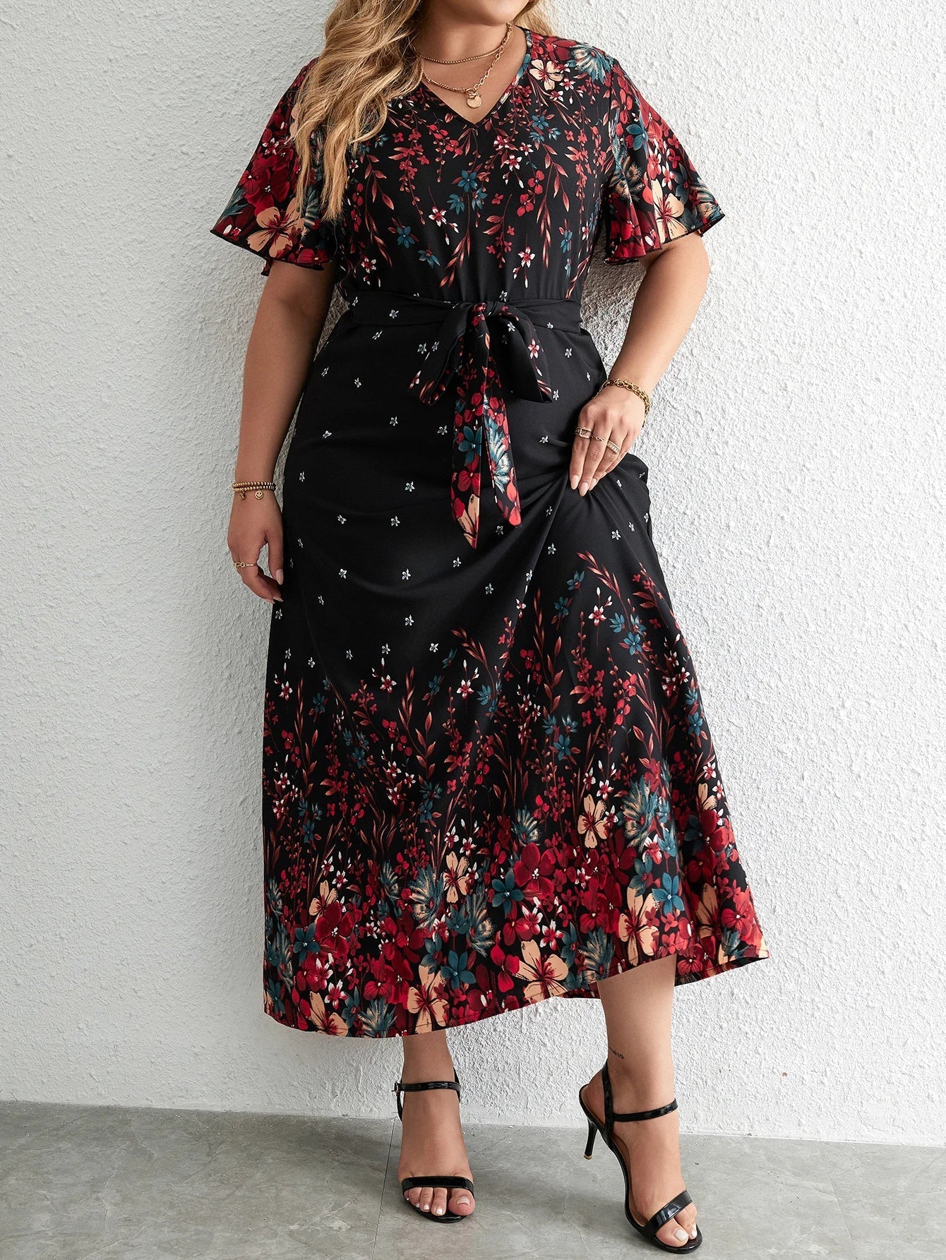 Chic plus size floral maxi dress featuring a V-neck and short sleeves, great for curvy autumn fashion.