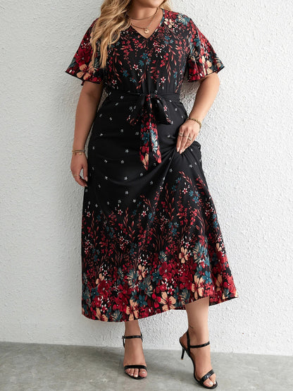 Chic plus size floral maxi dress featuring a V-neck and short sleeves, great for curvy autumn fashion.