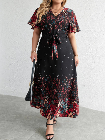 Effortless women's plus size floral V-neck maxi dress. Comfortable short sleeve autumn style for curvy fashion.