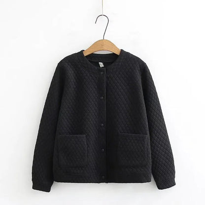 Women's plus-size plaid cardigan, chic & cozy outerwear for stylish fall fashion.