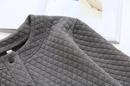 Versatile women's plus-size plaid sweater, long sleeve comfort for all-year fashion.