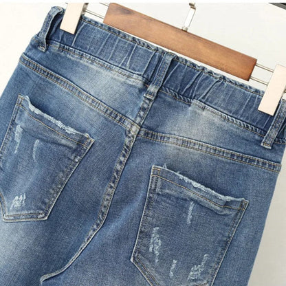 Versatile women's plus size high-waisted baggy jeans. Comfortable stretch denim, ideal for all-year fashion.