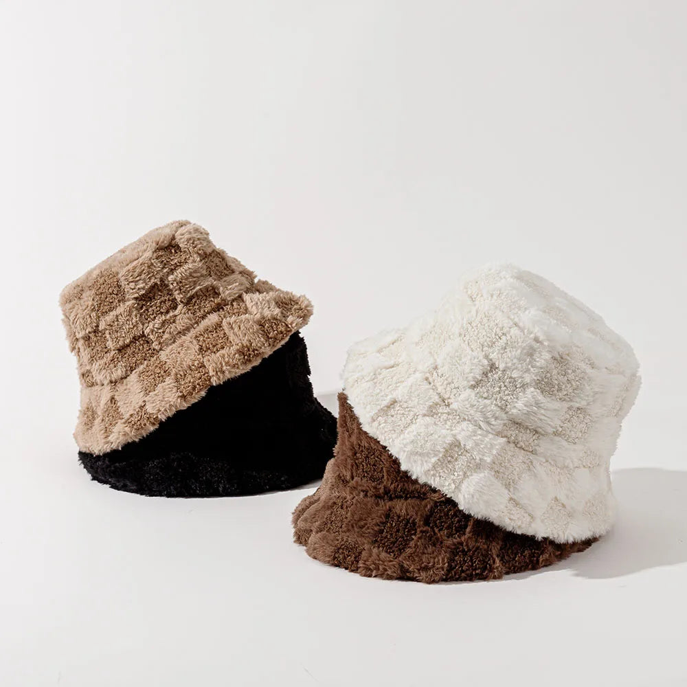 Women's plush checkerboard bucket hat, soft and warm. Ideal winter/fall accessory for a cozy look.