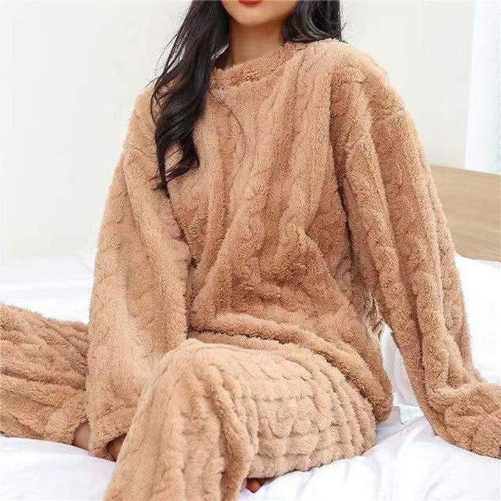 Comfortable women's plush pajama set, ideal for relaxing at home and cozy nights.