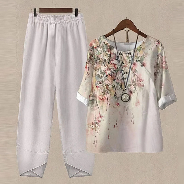 Effortless style: Women's printed blouse and pants matching set, a comfortable and elegant two-piece outfit.