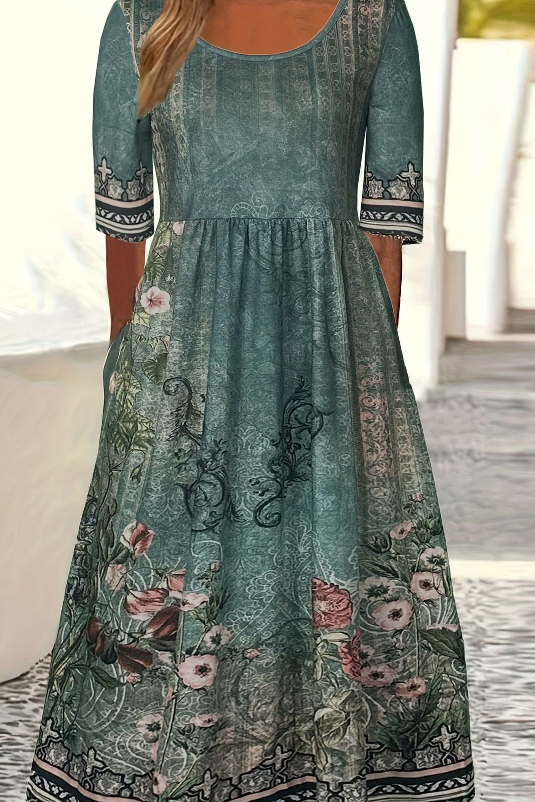 Vibrant printed women's midi dress with a relaxed fit, ideal for versatile summer style. Comfort & elegance combined.