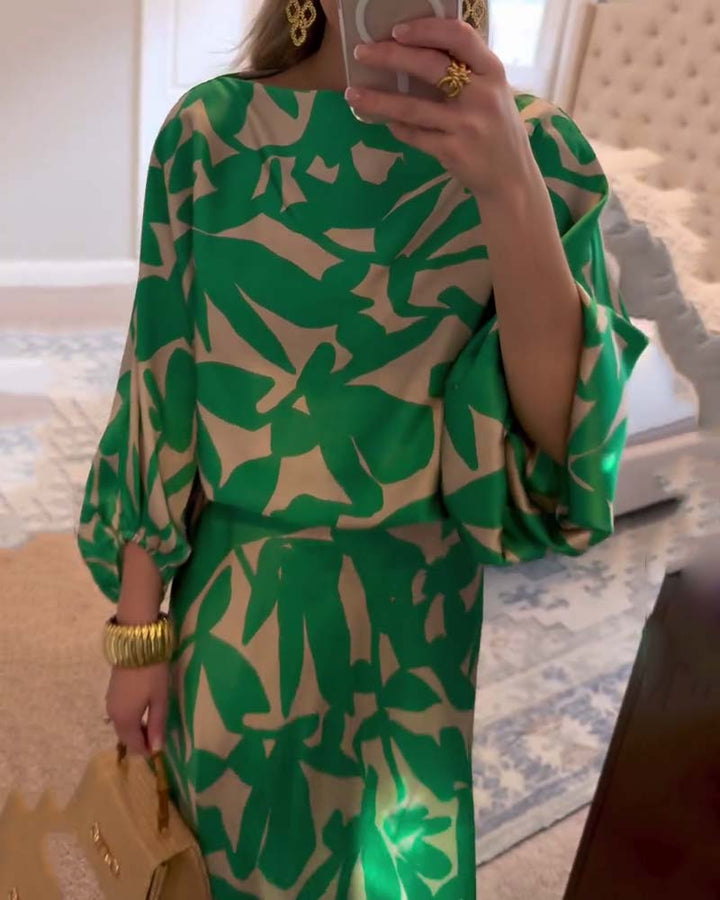 Elegant women's printed two-piece outfit with distinctive lantern sleeves for spring fashion.