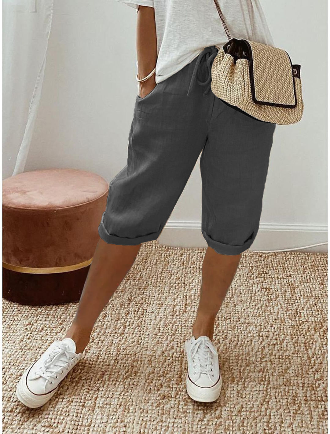 Pull-on women's capris, relaxed fit, elastic waist. Ideal for versatile everyday warm weather style.