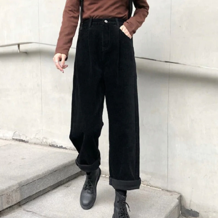 Stylish women's relaxed fit pants, ideal for comfortable autumn & winter everyday fashion.