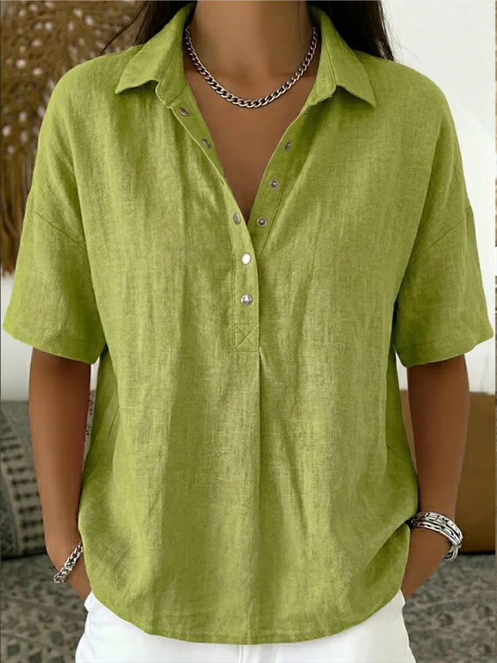 Short sleeve women's collar shirt, offering everyday elegance and a comfortable relaxed fit.