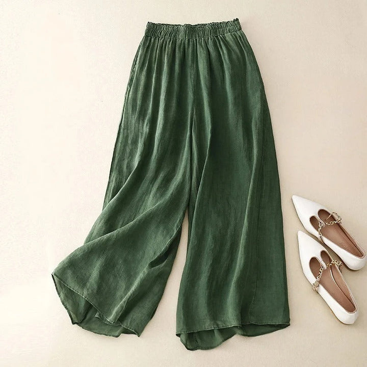 Comfortable women's relaxed fit trousers, versatile for spring fashion. Loose waist offers all-day ease.