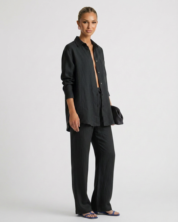 Effortless spring fashion: Women's relaxed lounge set, perfect two-piece outfit for comfort.