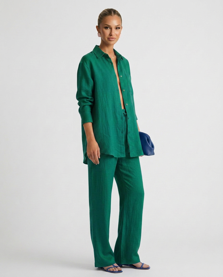Modern women's two-piece lounge set, relaxed fit ideal for comfortable everyday fashion.
