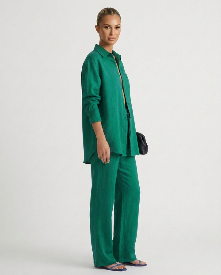 Chic women's relaxed lounge set with coordinating top & bottom for versatile casual wear.