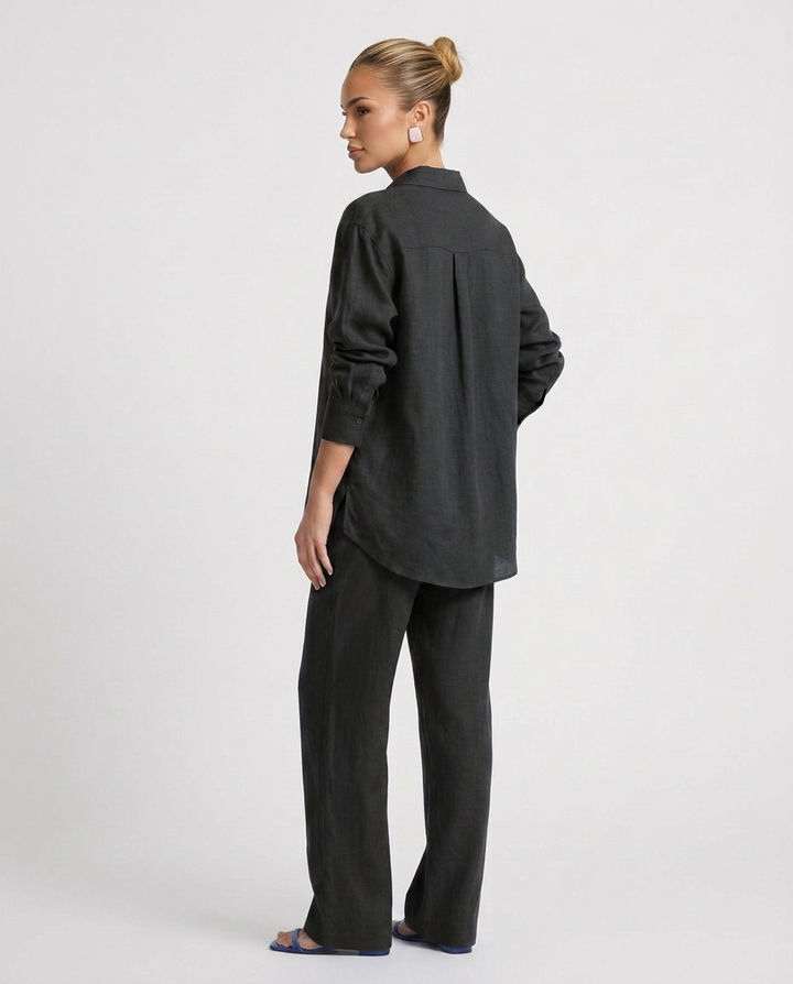 Stylish women's matching set, a relaxed two-piece lounge outfit for comfortable everyday wear.
