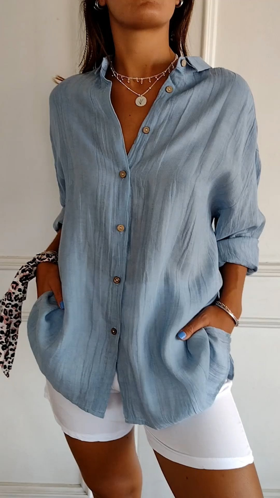 Women's relaxed oversized button-up shirt, long sleeves, perfect casual blouse for everyday wear.