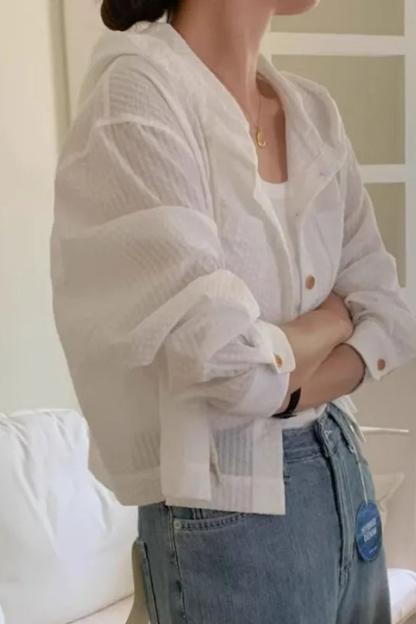 Versatile women's hooded blouse in a relaxed fit. Long sleeve top, ideal for casual summer style.