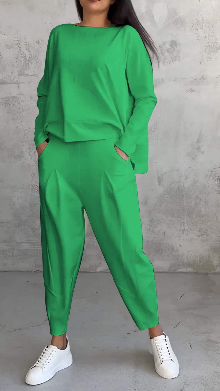 Stylish women's two-piece leisure set, relaxed fit, comfortable long sleeve & round neck for everyday.