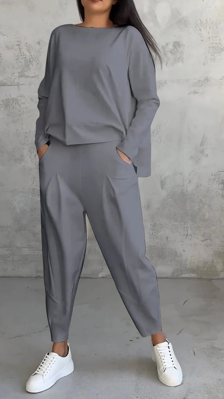 Cozy women's relaxed fit two-piece set, long sleeve loungewear, comfortable & versatile for everyday.