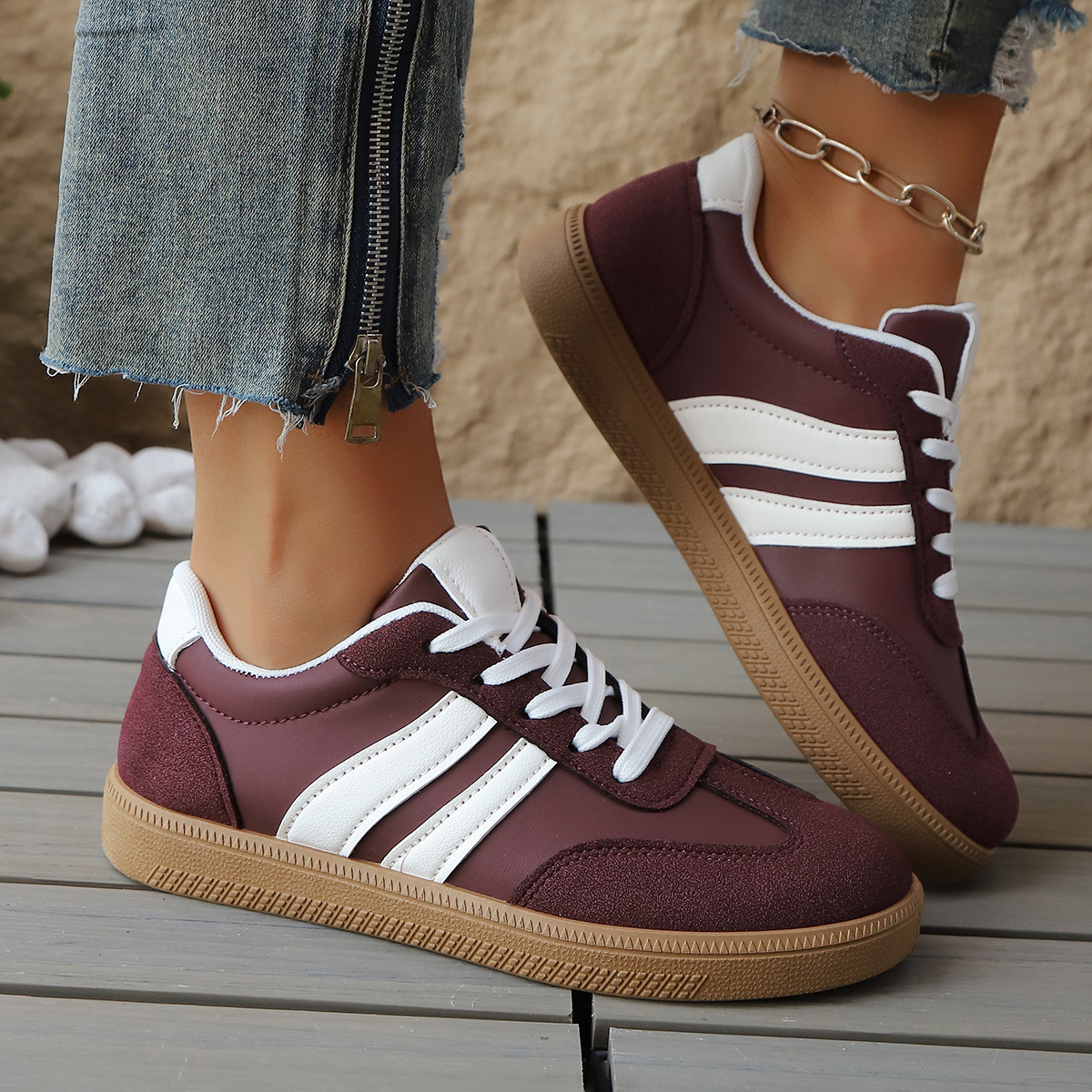 Women's retro comfort sneakers in classic colors. Vintage-style footwear for casual streetstyle.
