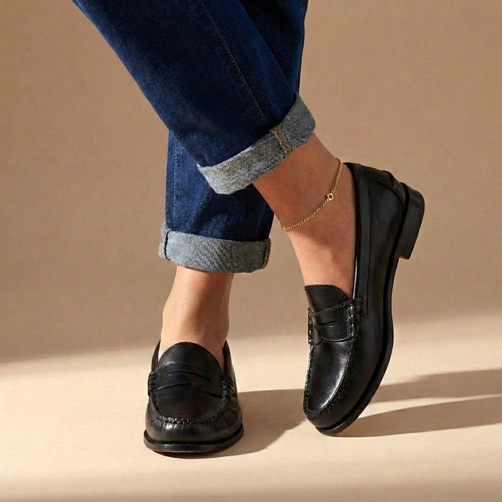 Elegant women's retro flat loafers, perfect for everyday comfort. Classic slip-on design for versatile wear.