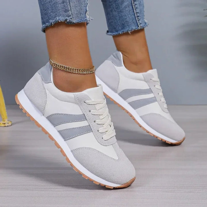 Lace-up women's retro stripe colourblock casual sneakers, ideal for walking & sporty look.