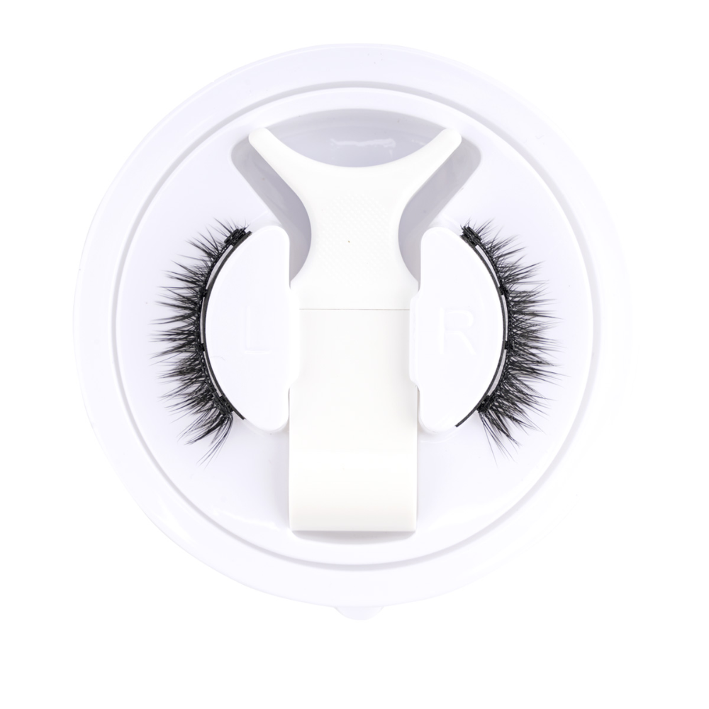 Cateye reusable magnetic false eyelashes for a glamorous, easy-to-apply, glue-free lash look.