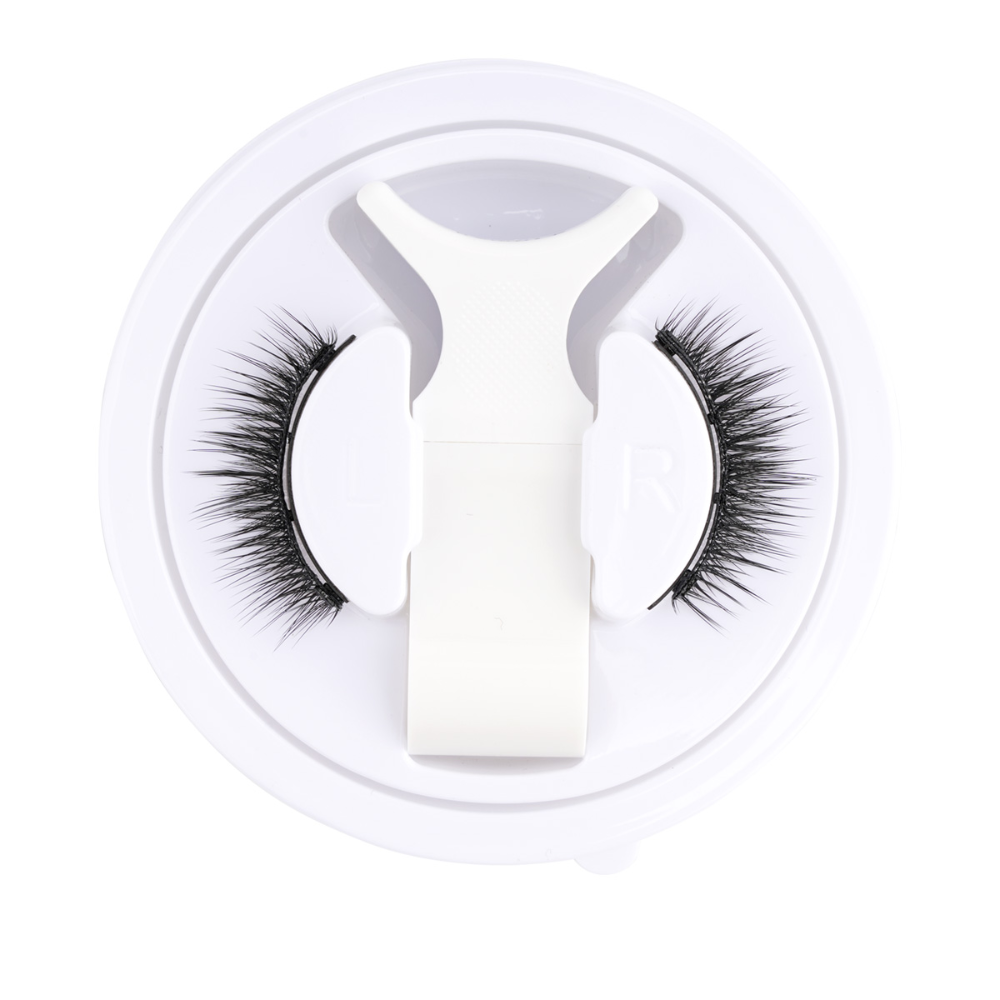 Natural-looking reusable magnetic lashes, offering a full, effortless, and glue-free beauty solution.