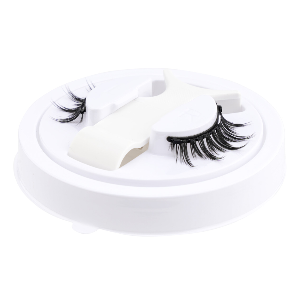 Effortless reusable magnetic eyelashes; a no-glue lash kit for long-lasting, beautiful eye makeup.