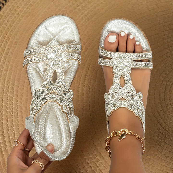 Casual women's flat beach sandals adorned with rhinestones, comfortable slip-ons for your summer holidays.
