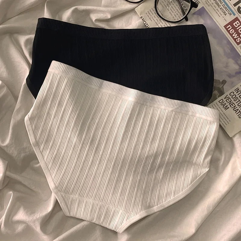 Seamless, comfortable women's high-rise ribbed cotton briefs, no-show panty 3-pack.