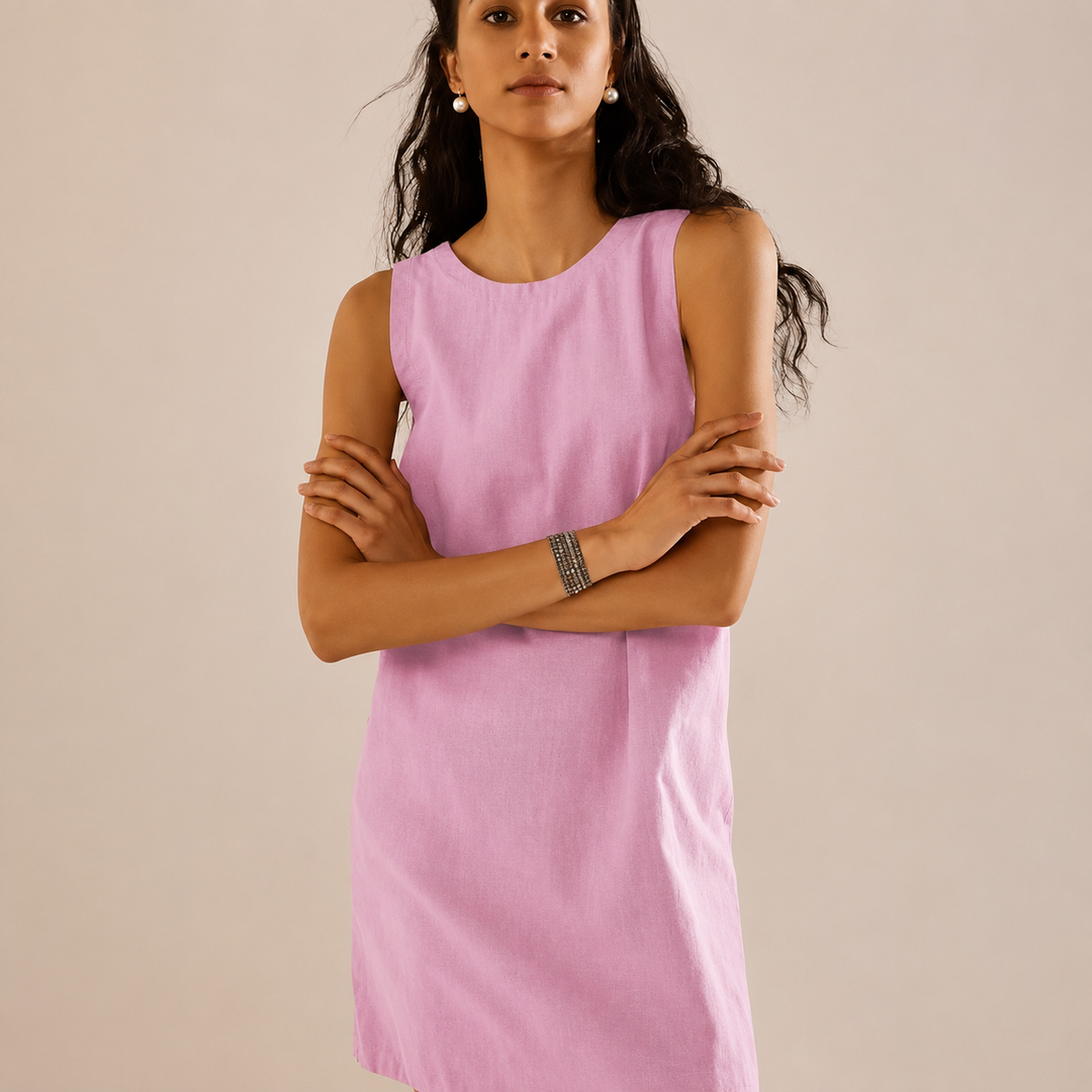 Short women's sleeveless round neck shift dress. Ideal for warm weather, offering a relaxed and stylish fit.