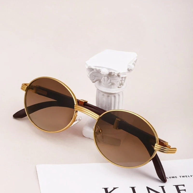 Stylish women's woodgrain round sunglasses, featuring UV400 lenses. Retro eyewear fashion for sunny days.
