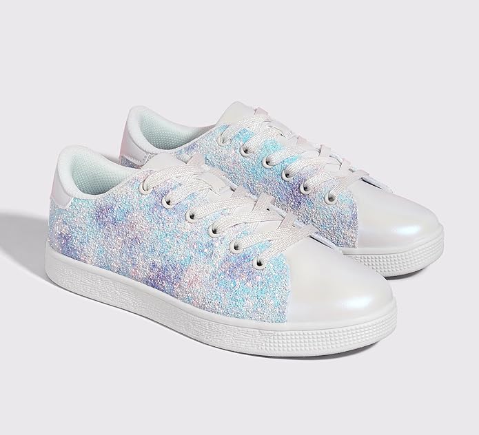 Trendy women's sneakers: glittering finish, secure lace-up closure, comfortable design.