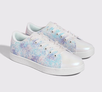 Trendy women's sneakers: glittering finish, secure lace-up closure, comfortable design.