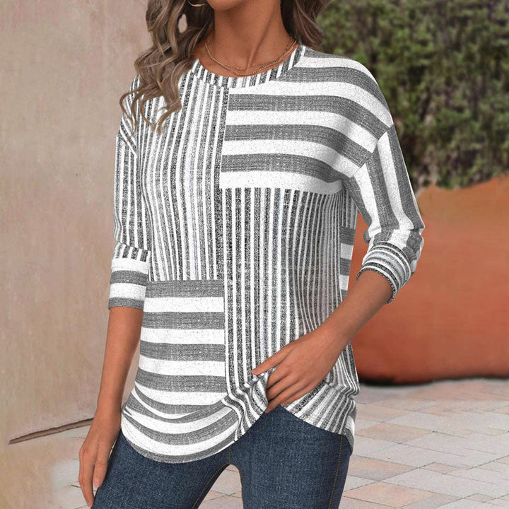 Comfortable women's striped short sleeve blouse for a relaxed look. Ideal for warm weather and versatile daily style.